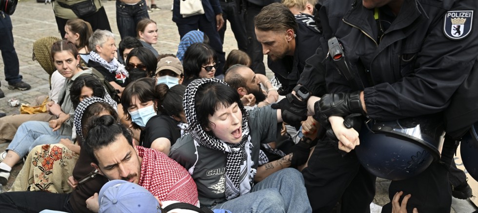 Humboldt Üniversitesi'nde Filistin destekçilerine polis müdahalesi